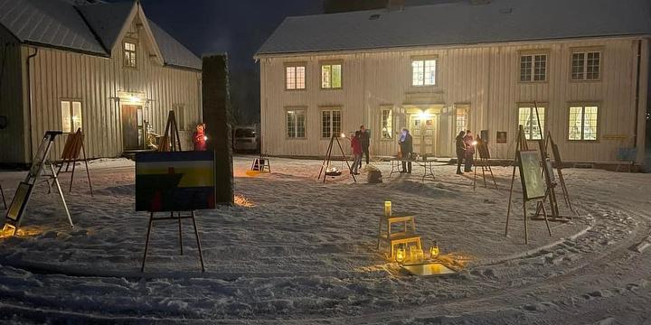 Bilde/illustrasjon for Fakkelutstilling i Prestegårdstunet Fakkelutstilling i Prestegårdstunet